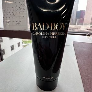 Bad boy Carolina Herrera shower gel 3.4 ounce
Never used
Some Scratches as pictu